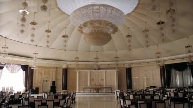 Sahne için bir yapı yaratmak. Metal yapılar açık havada bir sahne yaratmak için kurulur. Konser sahnesi dışarıda kurulum aşamasında. Metal yapılardan yapılmıştır..