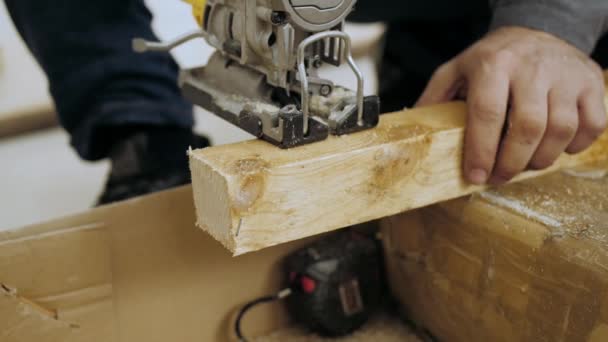 关于木材的圆形工作 穿着工作服和手套的木匠用圆形电锯整齐地切割木板 用手敲打木头 用慢动作近距离观察 — 图库视频影像