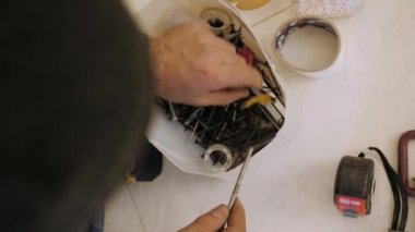 Sahne için bir yapı yaratmak. Metal yapılar açık havada bir sahne yaratmak için kurulur. Konser sahnesi dışarıda kurulum aşamasında. Metal yapılardan yapılmıştır..