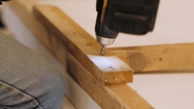 Erkek eller tornavidayla çalışıyor..