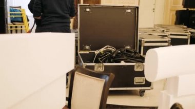 Sahne için bir yapı yaratmak. Metal yapılar açık havada bir sahne yaratmak için kurulur. Konser sahnesi dışarıda kurulum aşamasında. Metal yapılardan yapılmıştır..