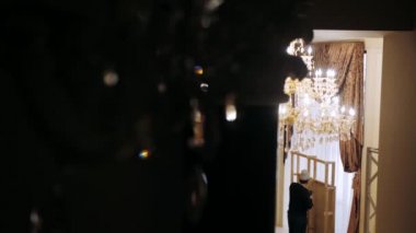 Sahne için bir yapı yaratmak. Metal yapılar açık havada bir sahne yaratmak için kurulur. Konser sahnesi dışarıda kurulum aşamasında. Metal yapılardan yapılmıştır..