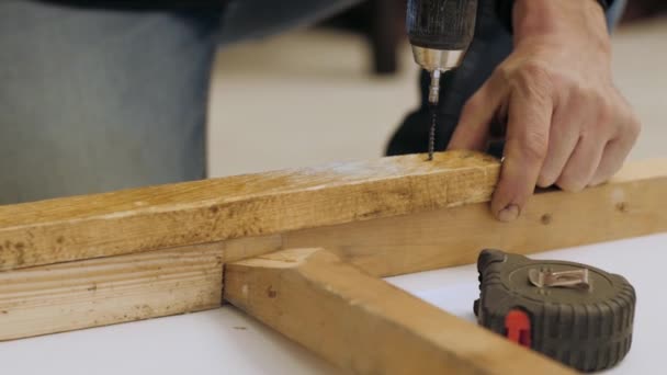 Mannelijke Handen Werken Met Een Schroevendraaier — Stockvideo