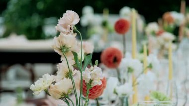 Boho stili düğün resepsiyonu gündüz açık havada.