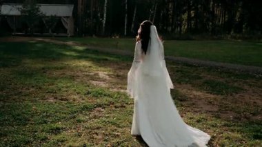 Beyaz elbiseli gelin ormana gider.