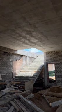 Geniş fabrika manzaralı büyük çelik çerçeve depo inşaatı. Johannesburg, Güney Afrika 'da depo inşaatı