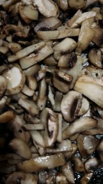 Mantarlar kızartma tavasında kızarır.