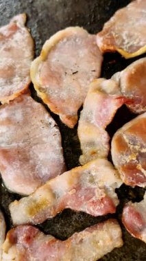 Izgarada kızartılmış domuz pastırması.