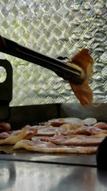 Izgarada kızartılmış domuz pastırması.