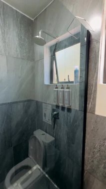 Lüks bir otelin tuvaletinde.