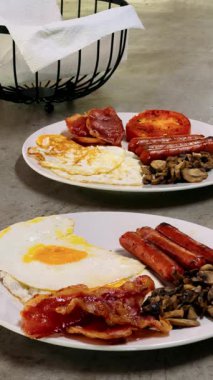 Lezzetli İngiliz kahvaltısı tost, yumurta, sosis ve pastırma.