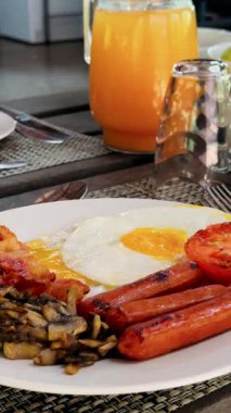 Lezzetli İngiliz kahvaltısı tost, yumurta, sosis ve pastırma.