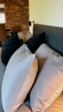 Büyük yataklı bir oda.