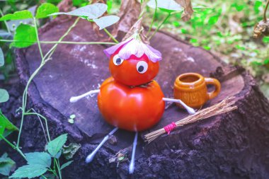 Bahçedeki domateslerden komik bir figür. Sebzelerle dekoratif bir çalışma örneği. Sonbahar hasadı.