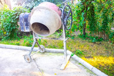 İnşaat malzemeleri. Beton karıştırıcı. Beton, kum, çakıl ve su karıştırıcısı.