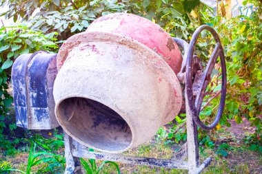 İnşaat malzemeleri. Beton karıştırıcı. Beton, kum, çakıl ve su karıştırıcısı.