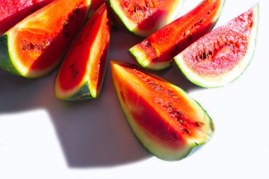 Beyaz arka planda olgun karpuz dilimleri