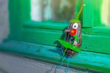 Bahçedeki patlıcandan komik bir figür. Sebzelerle dekoratif bir çalışma örneği. Sonbahar hasadı.