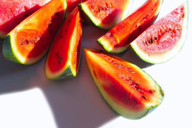 Beyaz arka planda olgun karpuz dilimleri