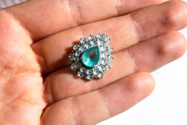 Nişan yüzüğü elinde.