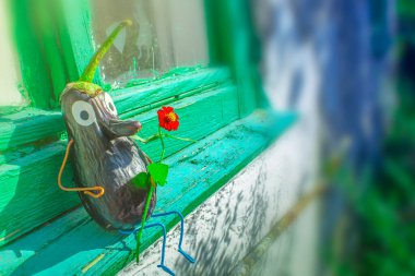 Bahçedeki patlıcandan komik bir figür. Sebzelerle dekoratif bir çalışma örneği. Sonbahar hasadı.