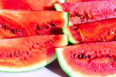 Beyaz arka planda olgun karpuz dilimleri