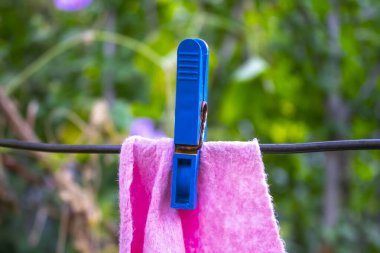 Bahçedeki çamaşır ipine bağlı plastik peçeteler..