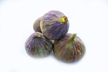 Beyaz arka planda olgun taze incirler.