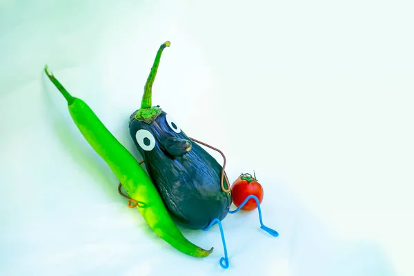 Vicces Figura Tojásplantonból Fehér Háttérrel Egy Példa Zöldségekkel Végzett Dekorációs — Stock Fotó