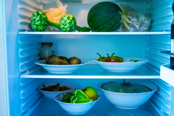 Prateleiras Refrigerador Geladeira Aberto Com Comida Diferente Comida Cozida Panela — Fotografia de Stock