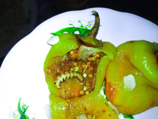 Pimienta Dulce Con Gusano Pimentón Frito Extendido Plato Fondo Espeluznante —  Fotos de Stock