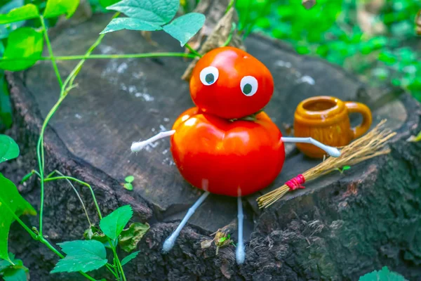 Zabawna Postać Pomidorów Ogrodzie Przykład Prac Dekoracyjnych Warzywami Jesienne Zbiory — Zdjęcie stockowe
