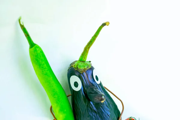 Vicces Figura Tojásplantonból Fehér Háttérrel Egy Példa Zöldségekkel Végzett Dekorációs — Stock Fotó