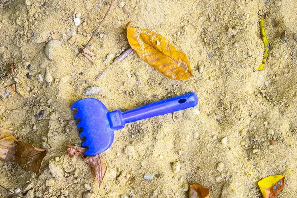 Bebê Azul Com Sombra Areia Conceito Infância Solitária — Fotografia de Stock