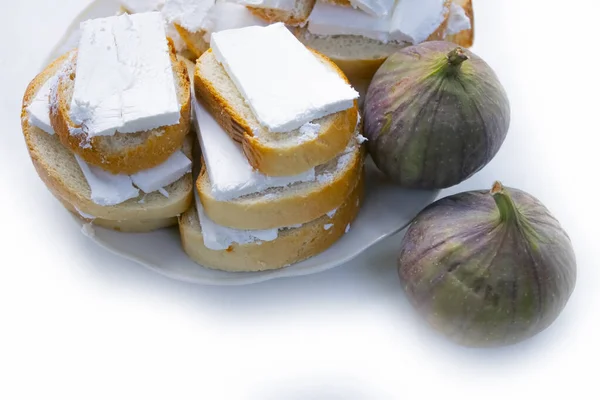 Sándwiches Queso Plato Con Higos Aislados Sobre Fondo Blanco — Foto de Stock