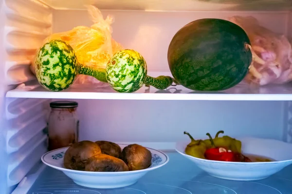 Regale Eines Offenen Kühlschranks Mit Verschiedenen Lebensmitteln Gekochte Lebensmittel Topf — Stockfoto
