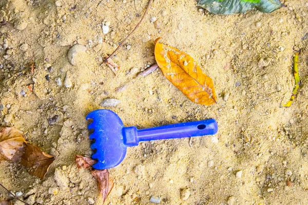 蓝色的婴儿铲 沙上有阴影 孤独的童年概念 — 图库照片