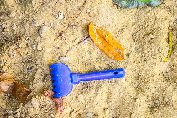 Bebê Azul Com Sombra Areia Conceito Infância Solitária — Fotografia de Stock