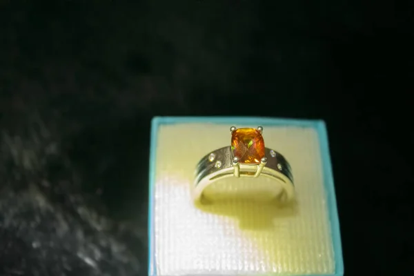 Nişan Yüzüğü Hediye Kutusunda — Stok fotoğraf