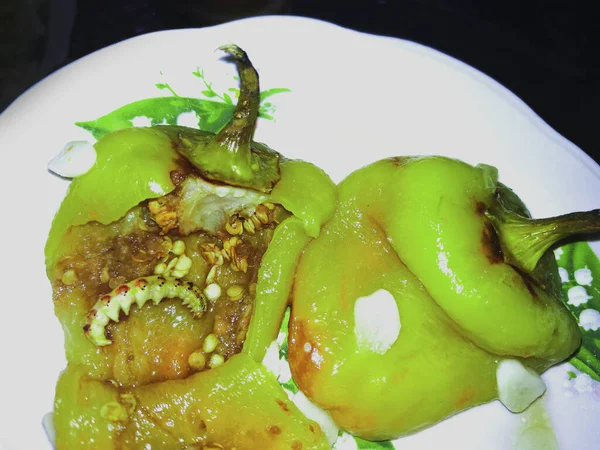 Paprika Mit Wurm Paprika Gebraten Auf Einem Teller Ausgebreitet Gruseliger — Stockfoto