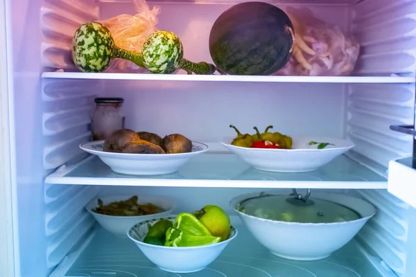 Prateleiras Refrigerador Geladeira Aberto Com Comida Diferente Comida Cozida Panela — Fotografia de Stock