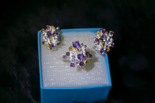 Srebrne Kolczyki Biżuteria Pudełku Prezentów — Zdjęcie stockowe