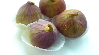 Beyaz arka planda olgun taze incirler..