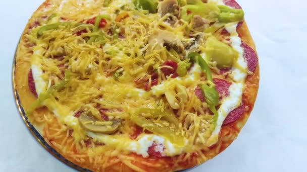 Beyaz Arka Planda Izole Edilmiş Lezzetli Pizza — Stok video