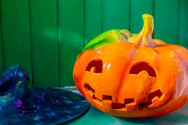 Bahçede oyulmuş komik balkabağı, cadılar bayramı arka planı