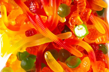 Renkli, değişik şekilli jöle şekerlerinin yakın görüntüsü. Jelibonlar ve renkli jelibonlar.