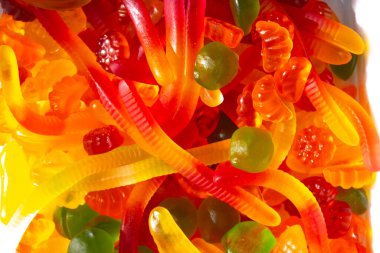 Renkli, değişik şekilli jöle şekerlerinin yakın görüntüsü. Jelibonlar ve renkli jelibonlar.