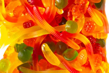 Renkli, değişik şekilli jöle şekerlerinin yakın görüntüsü. Jelibonlar ve renkli jelibonlar.