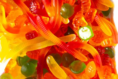 Renkli, değişik şekilli jöle şekerlerinin yakın görüntüsü. Jelibonlar ve renkli jelibonlar.