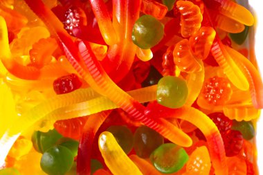 Renkli, değişik şekilli jöle şekerlerinin yakın görüntüsü. Jelibonlar ve renkli jelibonlar.